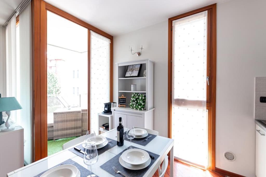Appartamento Caterina A 5 Minuti Da Milano Fiere E San Siro Con Wifi-Netflix-Free Parking Exteriör bild