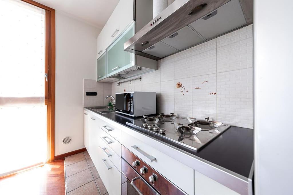 Appartamento Caterina A 5 Minuti Da Milano Fiere E San Siro Con Wifi-Netflix-Free Parking Exteriör bild