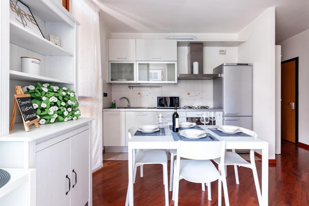 Appartamento Caterina A 5 Minuti Da Milano Fiere E San Siro Con Wifi-Netflix-Free Parking Exteriör bild